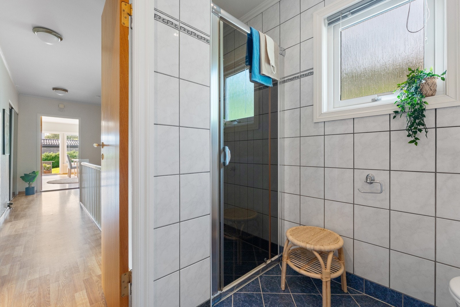 I gulvet er det termostatstyrte varmekabler. Galleribilde