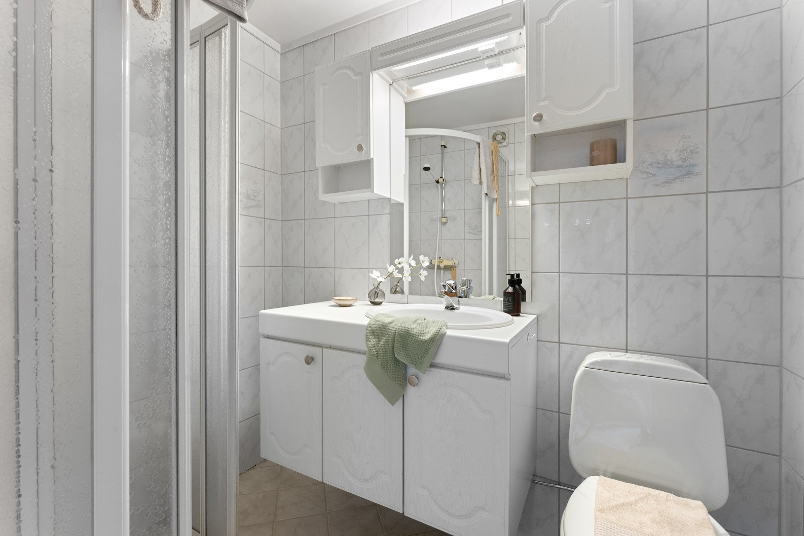 Det er også et helfliset bad i underetasjen. Badet er utstyrt m dusj, toalett og baderomsinnredning. Galleribilde