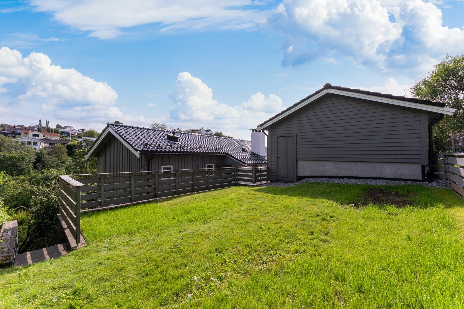 Bak garasjen er det en flott plen. Perfekt til å plassere f.eks. trampoline til barna og/eller en liten grønnsakshage. Galleribilde