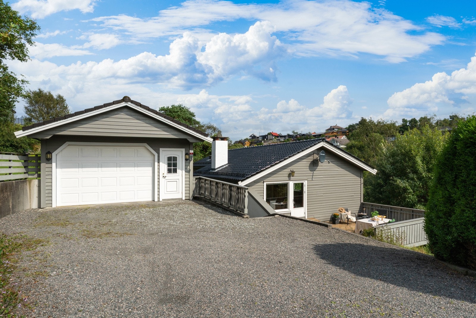 På eiendommen er det god plass til parkering, og det er mulighet for å snu på gårdsplassen. Den store garasjen gir i tillegg mulighet for å parkere 2 biler innendørs. Galleribilde