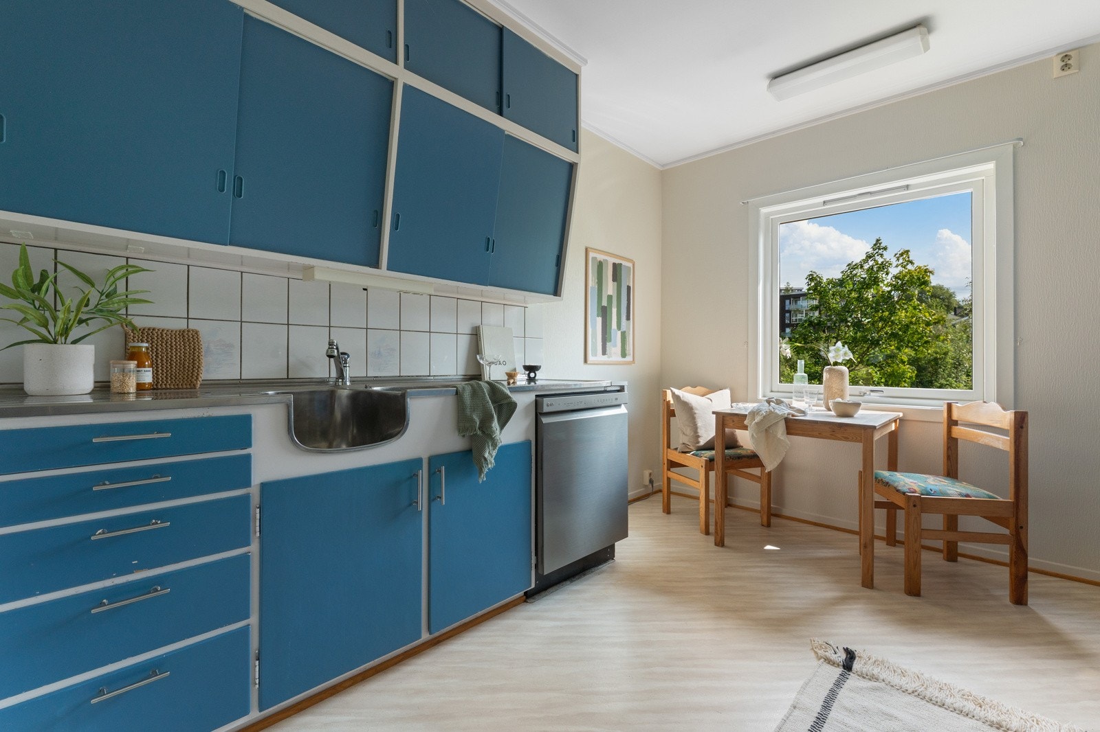 På kjøkkenet følger følgende hvitevarer med i handelen: kjøle-/fryseskap, oppvaskmaskin, komfyr med stekeovn. Galleribilde