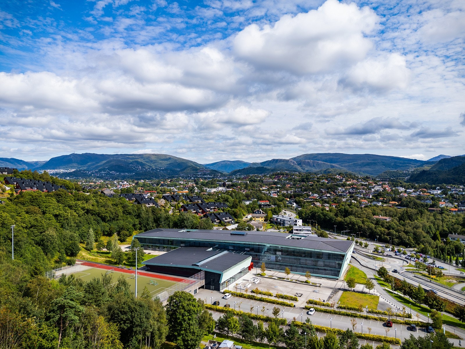 Nordahl Grieg vïdergående skole ligger også i gangavstand fra boligen. Galleribilde
