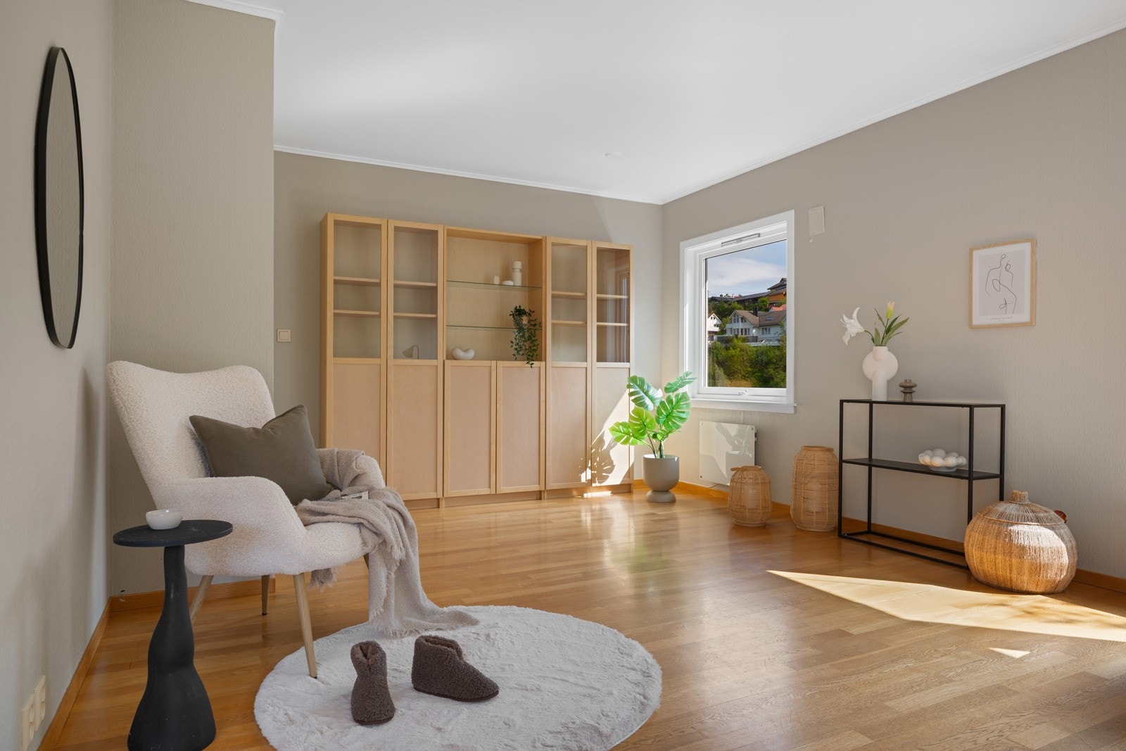 Stuen gir mye møbleringsmuligheter. Galleribilde