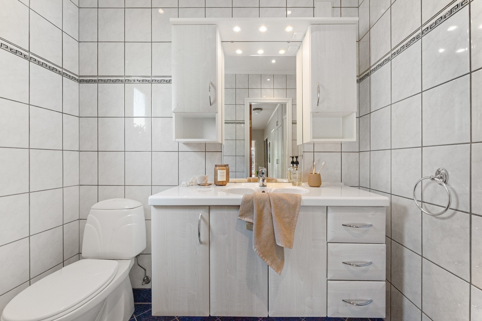 Badet i 1. etasje er utstyrt med dusj, toalett og baderomsinnredning med heldekkende servant samt belyst speil. Galleribilde
