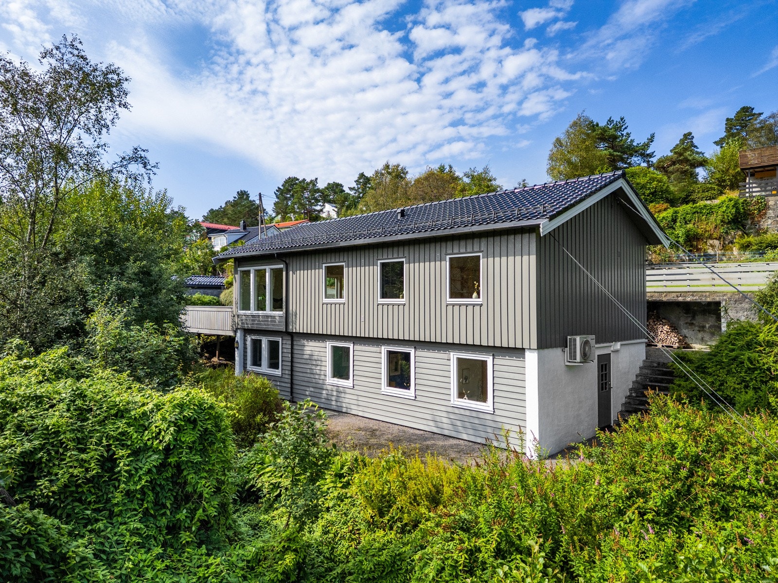 De fleste utvendige vegger, vinduskramer, vannbord etc. ble malt i 2024. Galleribilde