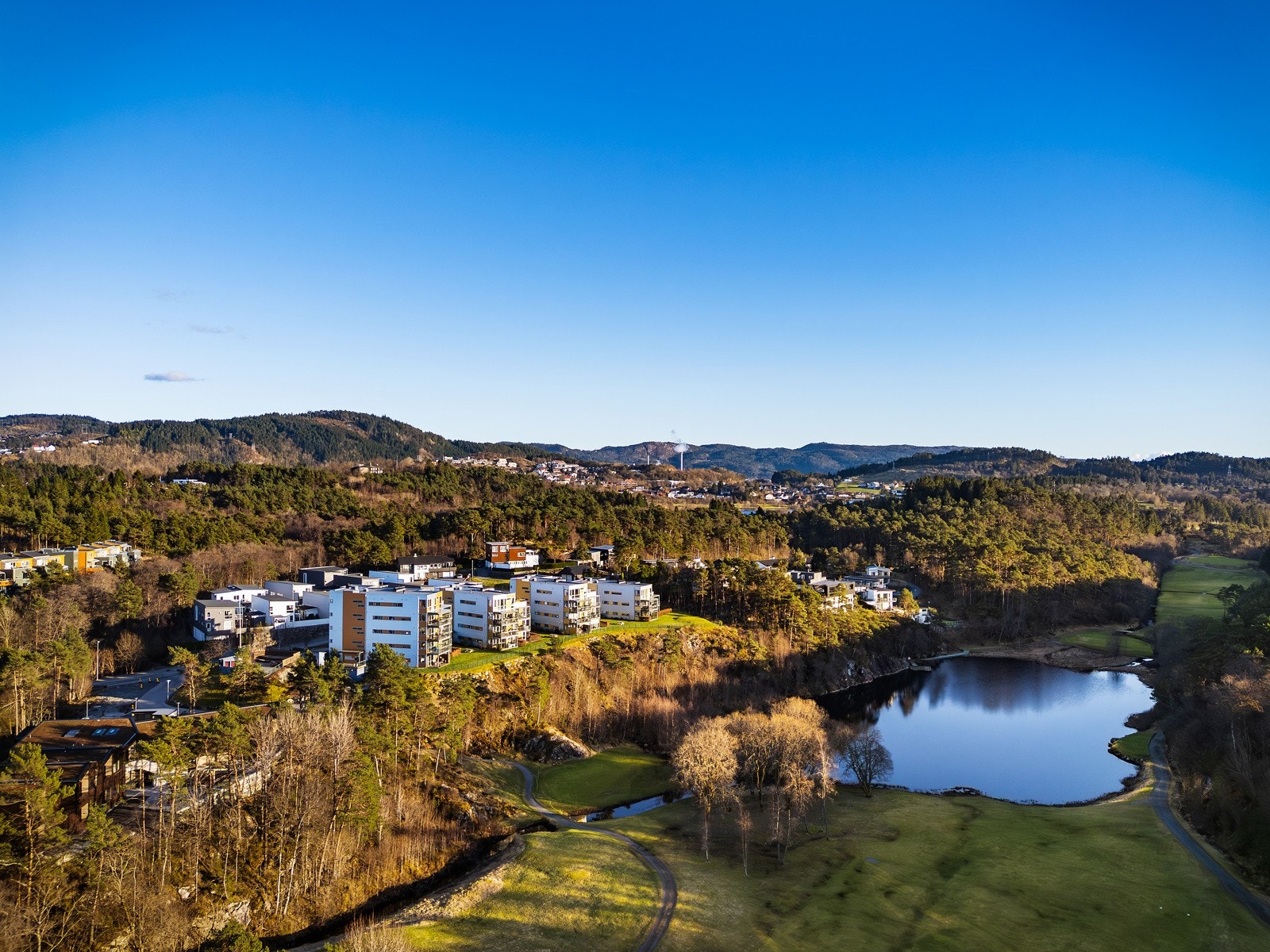 Her bor en nær flotte turområder som Siljustøl, Skranevatnet og Storrinden, og med kort veg til golfbanen, bybanen, flere skoler mm. Galleribilde