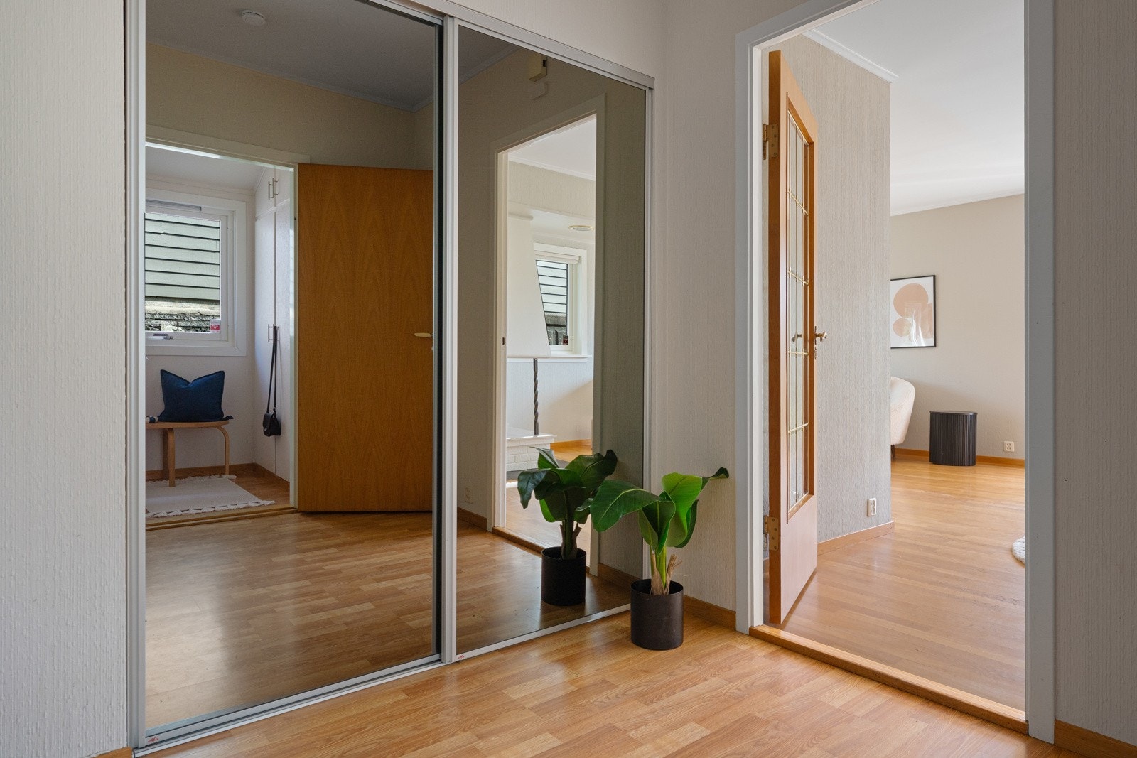 Ved entreen i 1. etasje er det meget god plass til oppbevaring i skyvedørsgarderobe. Galleribilde