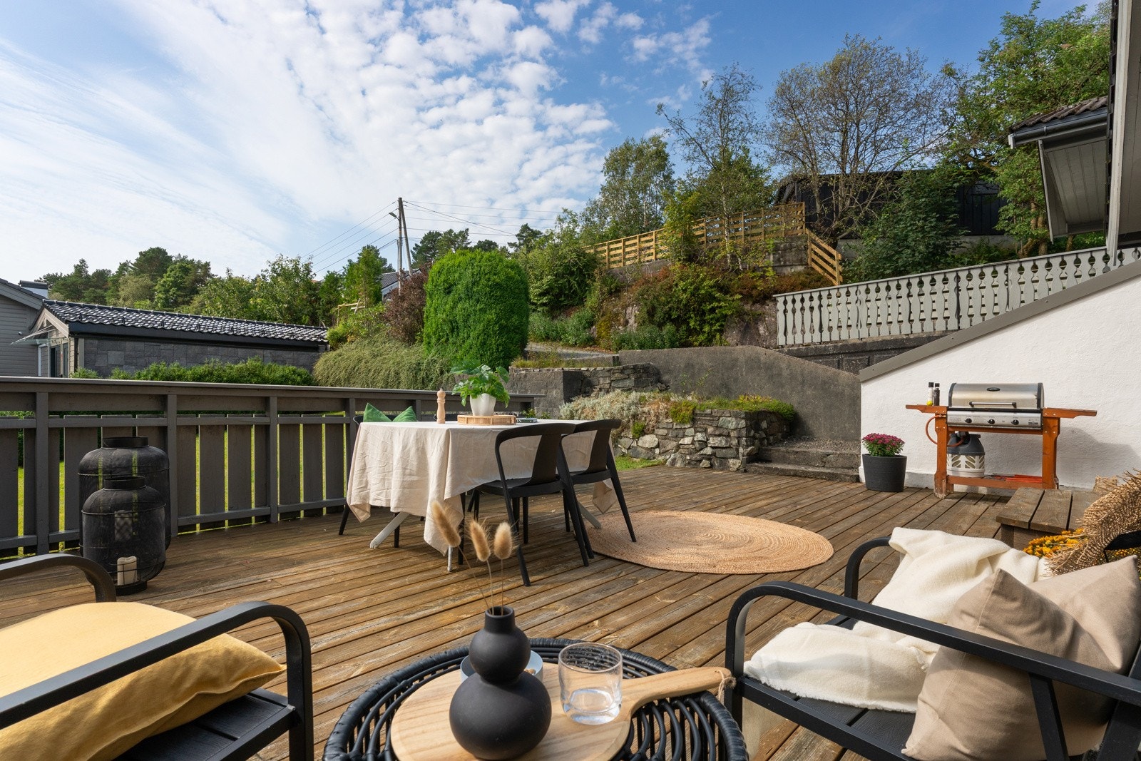 Stor og flott terrasse med gode solforhold. Galleribilde