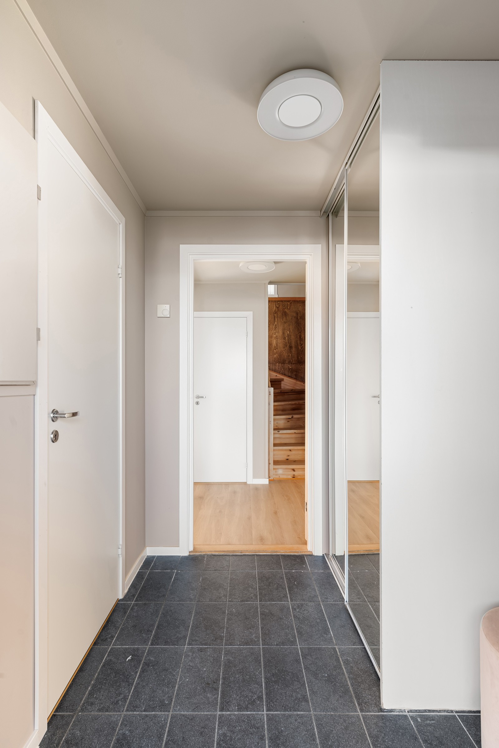 Velkommen inn! Stor skyvedørsgarderobe finnes i entré. God plass for sko og yttertøy.