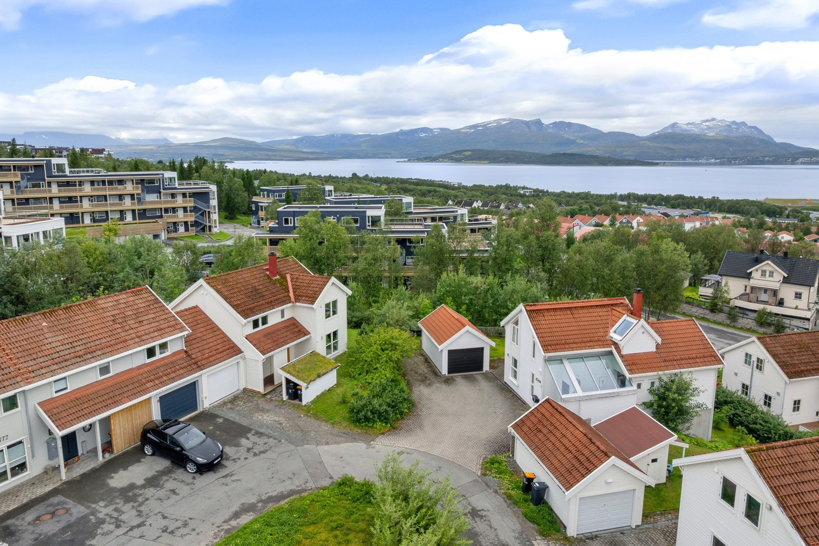 Eiendommen ligger svært fint til, i et av Tromsøs mest attraktive boområder.