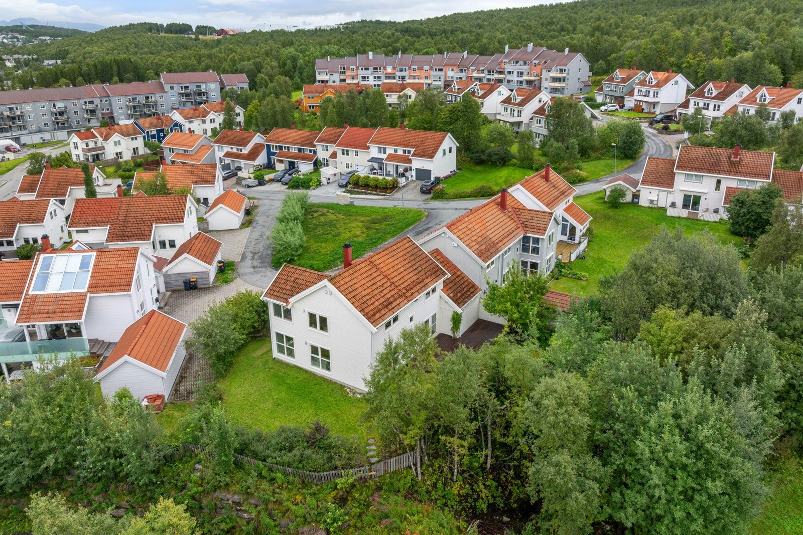 Boligen ligger innerst i gata med, skjermet, med strålende solforhold og flere etterspurte kvaliteter.