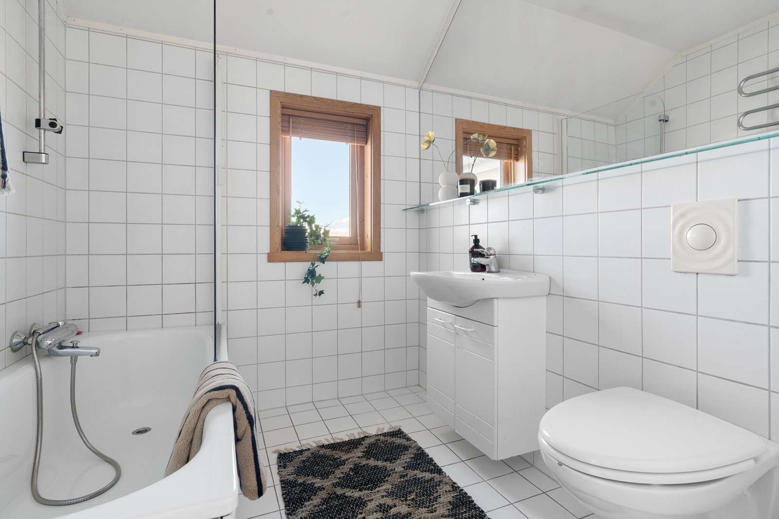 To gode bad, ett i 1. etasje og ett i 2. etasje. Utstyrt med vegghengt wc, badekar og dusjnisje. Innredning med oppbevaringsplass.