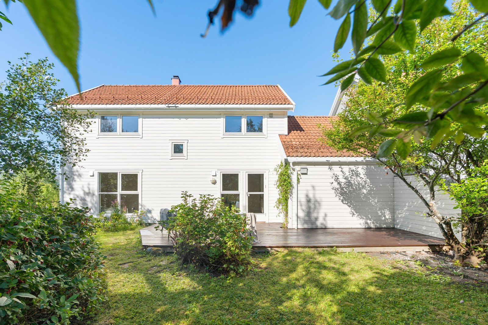 Pent opparbeidet hage med plen.