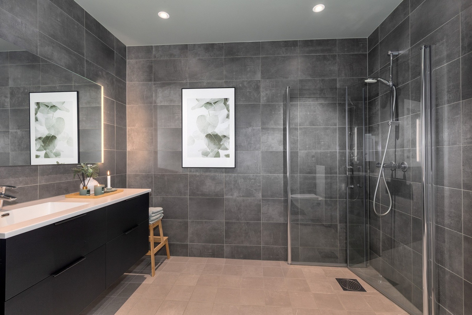 Delikat flislagt baderom på 5,8 kvm. Galleribilde