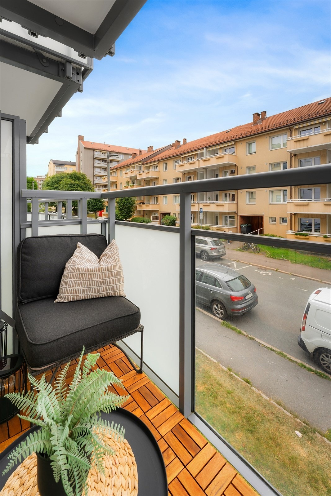 Pen balkong med treheller og med plass til sittegruppe. Det er god avstand til neste bygg. Galleribilde