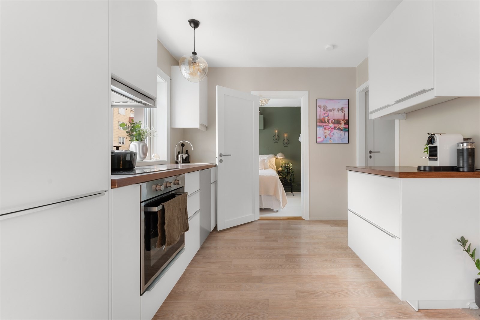 Fra kjøkken og inn til soverom. Galleribilde