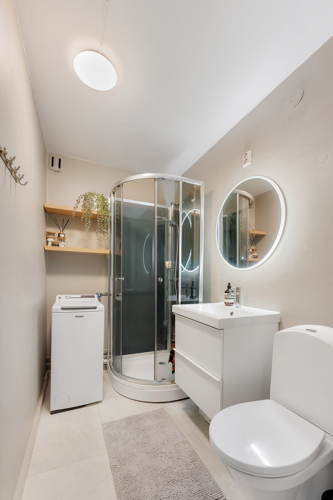 Pent bad overflateoppusset i 2020. Innredet med dusj, servant med skuffer, opplegg for vaskemaskin og varmekabler i gulv. Galleribilde