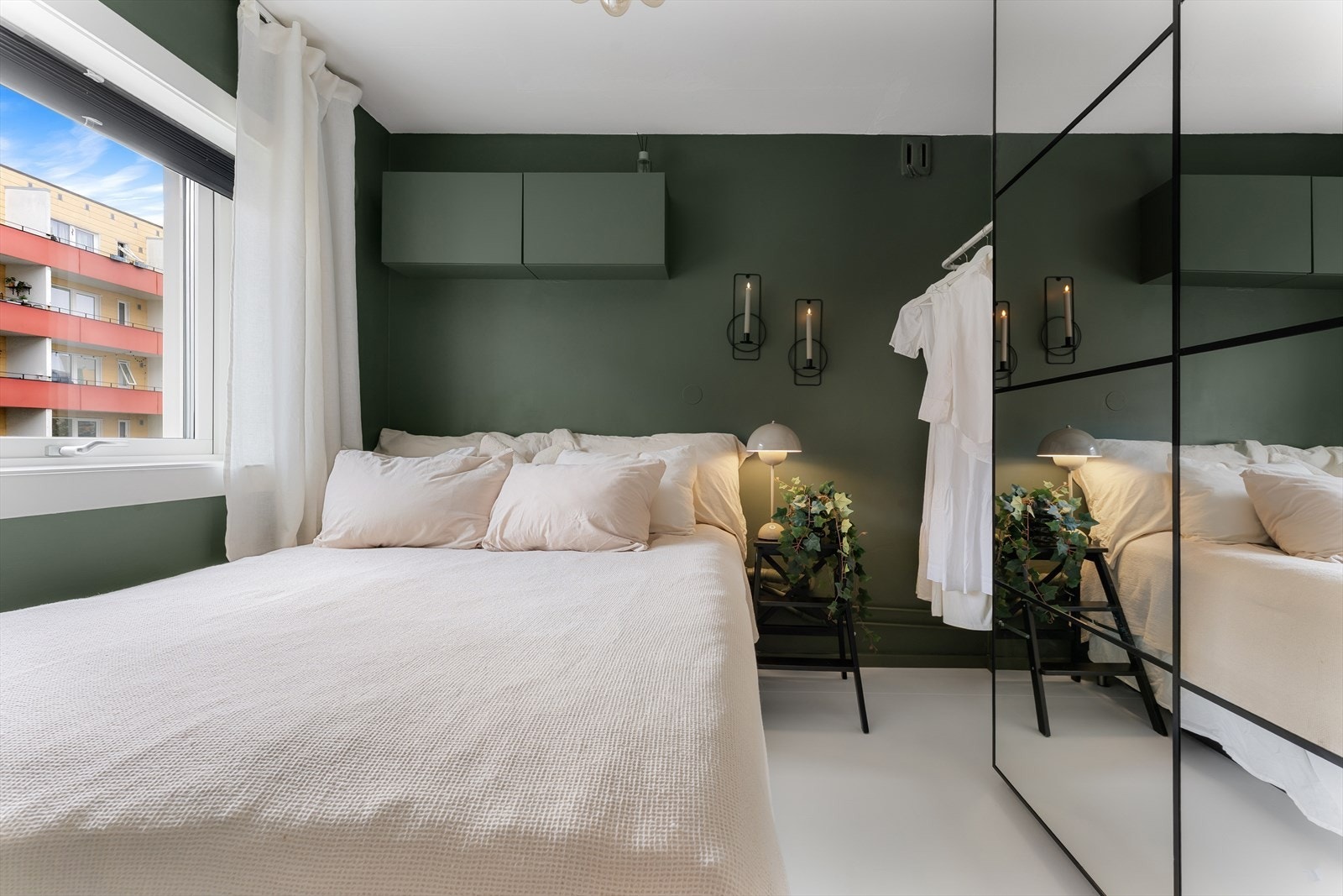 Godt med lagringsplass - Utstyrt med både skyvedørsgarderobe og klesoppheng. Galleribilde