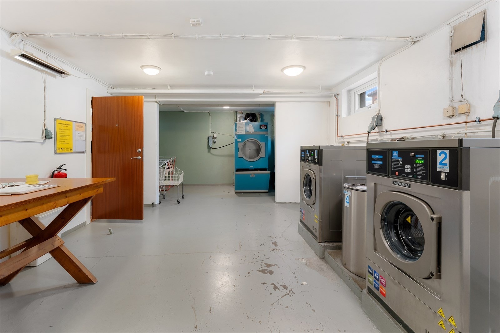 Fellesvaskeri i kjeller. Galleribilde