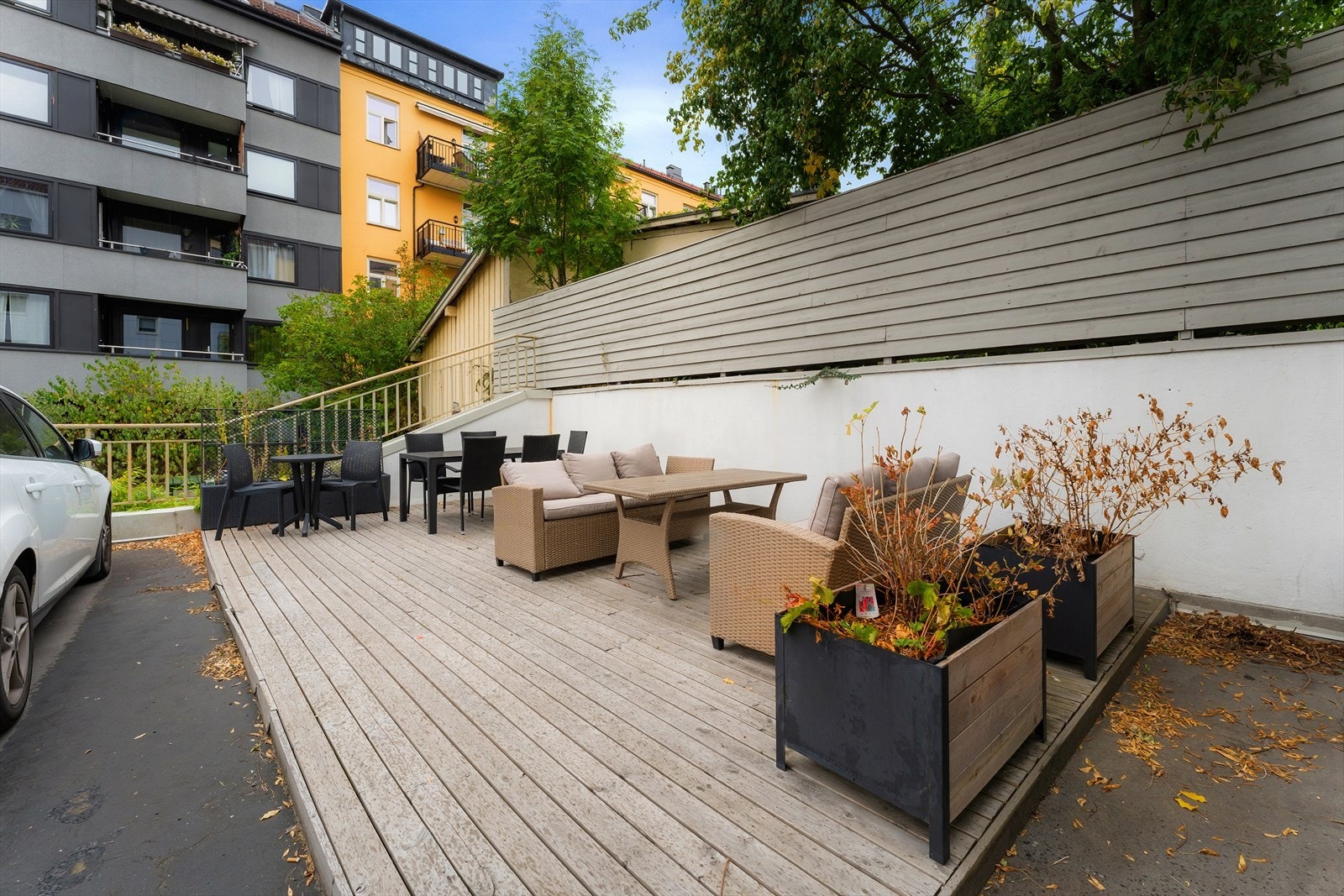 Sameiet har 18 parkeringsplasser til leie. P.t er det 2 ledige plasser. Fin uteplass med sittegrupper. Galleribilde