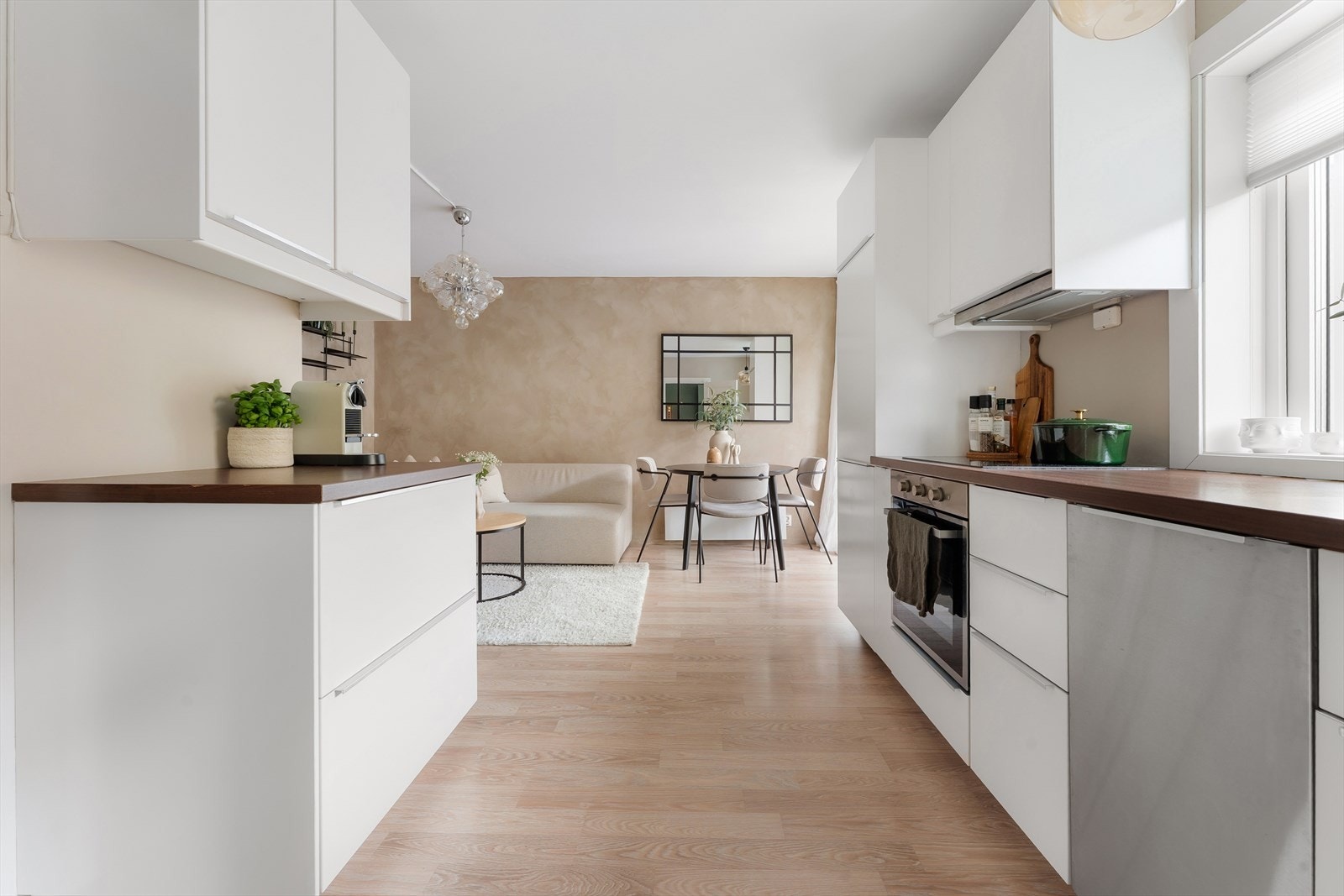 Pent, lyst kjøkken fra 2015 med integrert platetopp, stekeovn, oppvaskmaskin og kjøleskap. Galleribilde