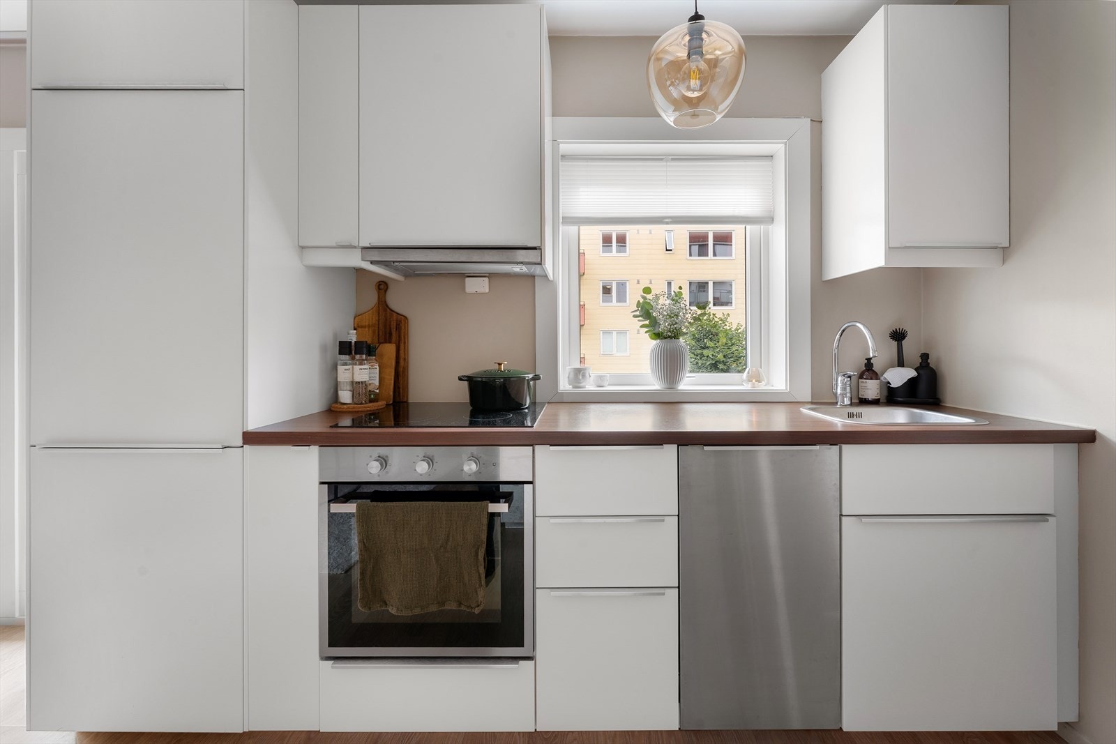 Hyggelig vindusplass ved kjøkkenbenk. Galleribilde