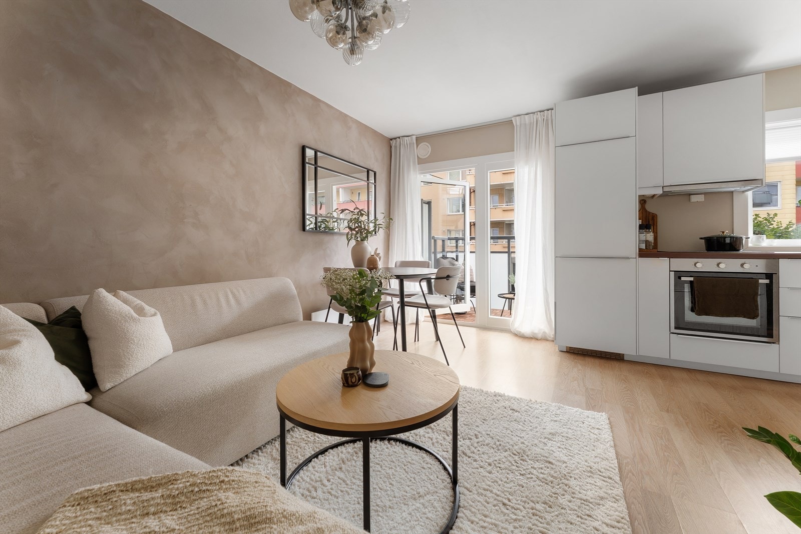 Meget pen og lys 2-roms selveier med heisadkomst og solrik, sydøstvendt balkong. Galleribilde