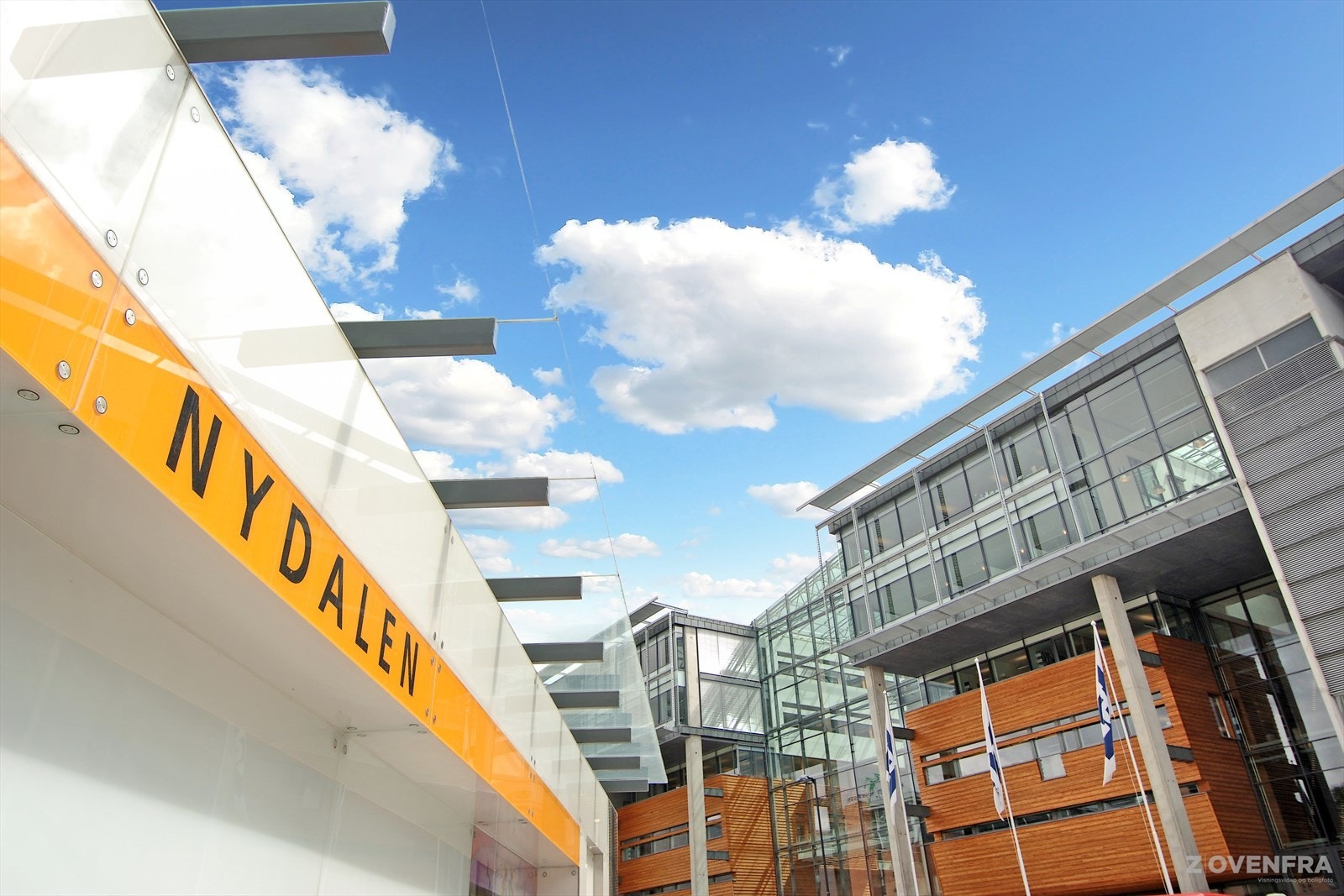 Ca 1 km/12 minutter gange til Nydalen T-bane og Handelshøyskolen BI. Galleribilde