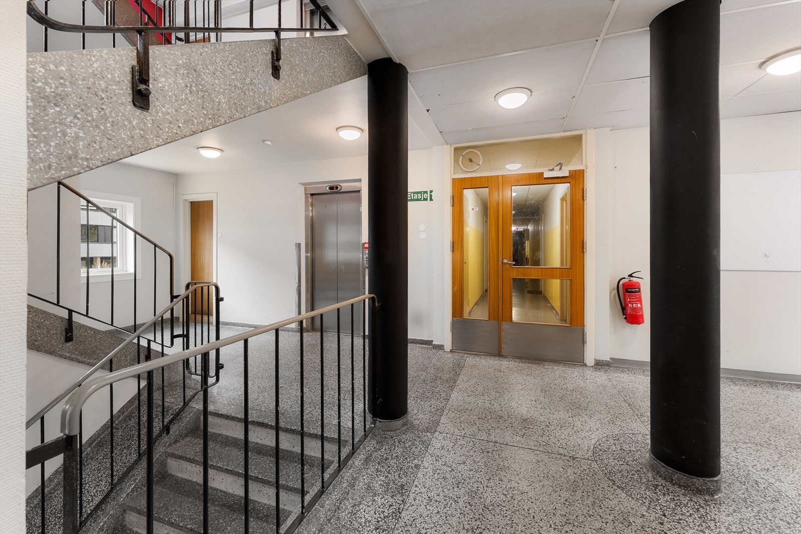 Heisadkomst samt romslig trappegang. Galleribilde