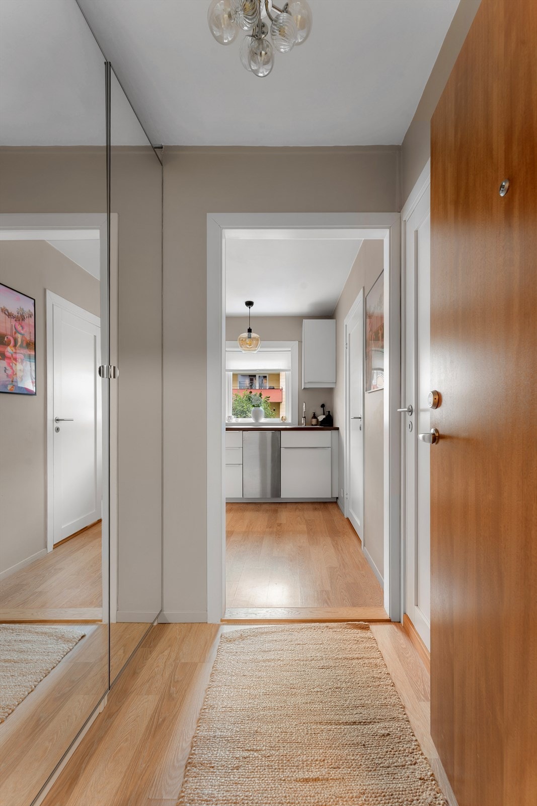 Entré har stor garderobe. I tillegg disponerer leiligheten romslig loftsbod. Galleribilde