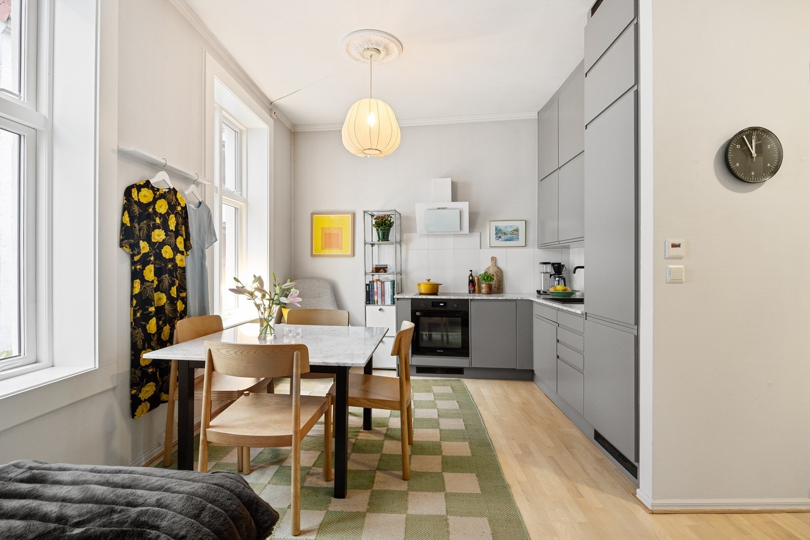 Stuen er lys og luftig med store vindusflater som slipper inn rikelig med naturlig lys, og med god takhøyde på ca. 2,90 m. Galleribilde