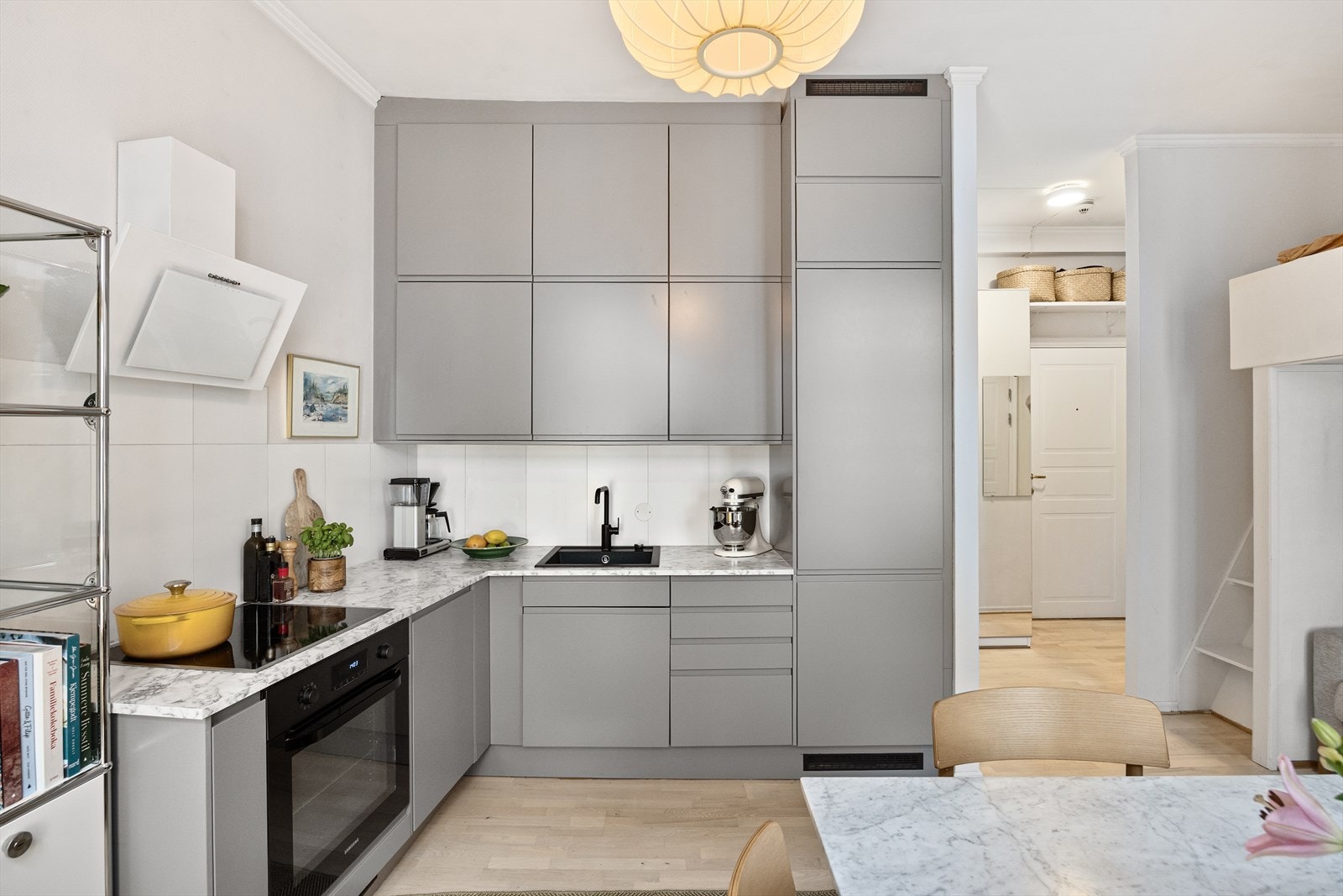 Leiligheten har et stilrent Epoq-kjøkken fra 2020. Galleribilde