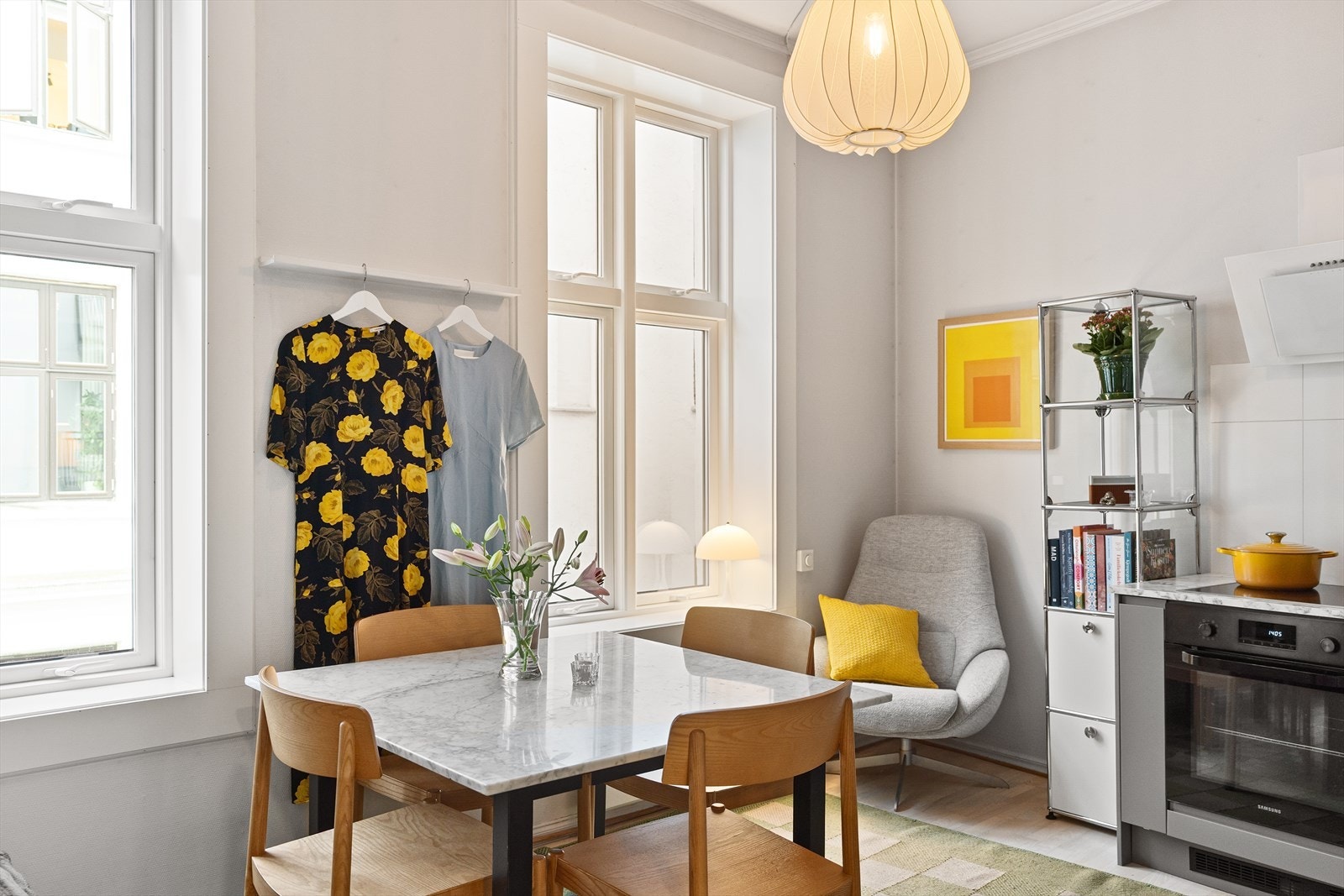 Gulvene ble nyslipt og behandlet med hvitpigmentert lakk i 2020, og veggene ble malt i delikate, moderne fargetoner samme år. Galleribilde