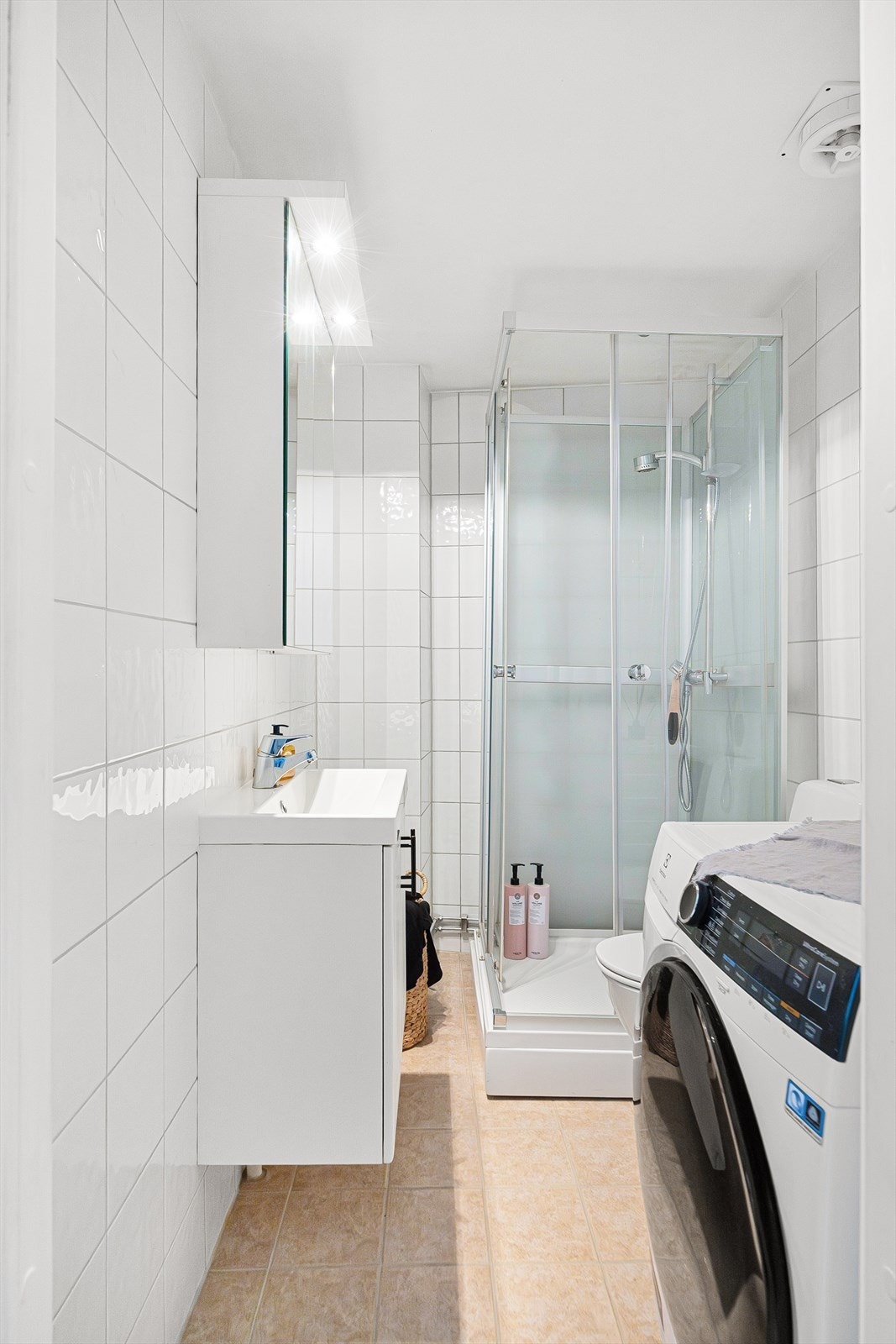 Pent, flislagt baderom med gulvvarme og opplegg for vaskemaskin. Galleribilde