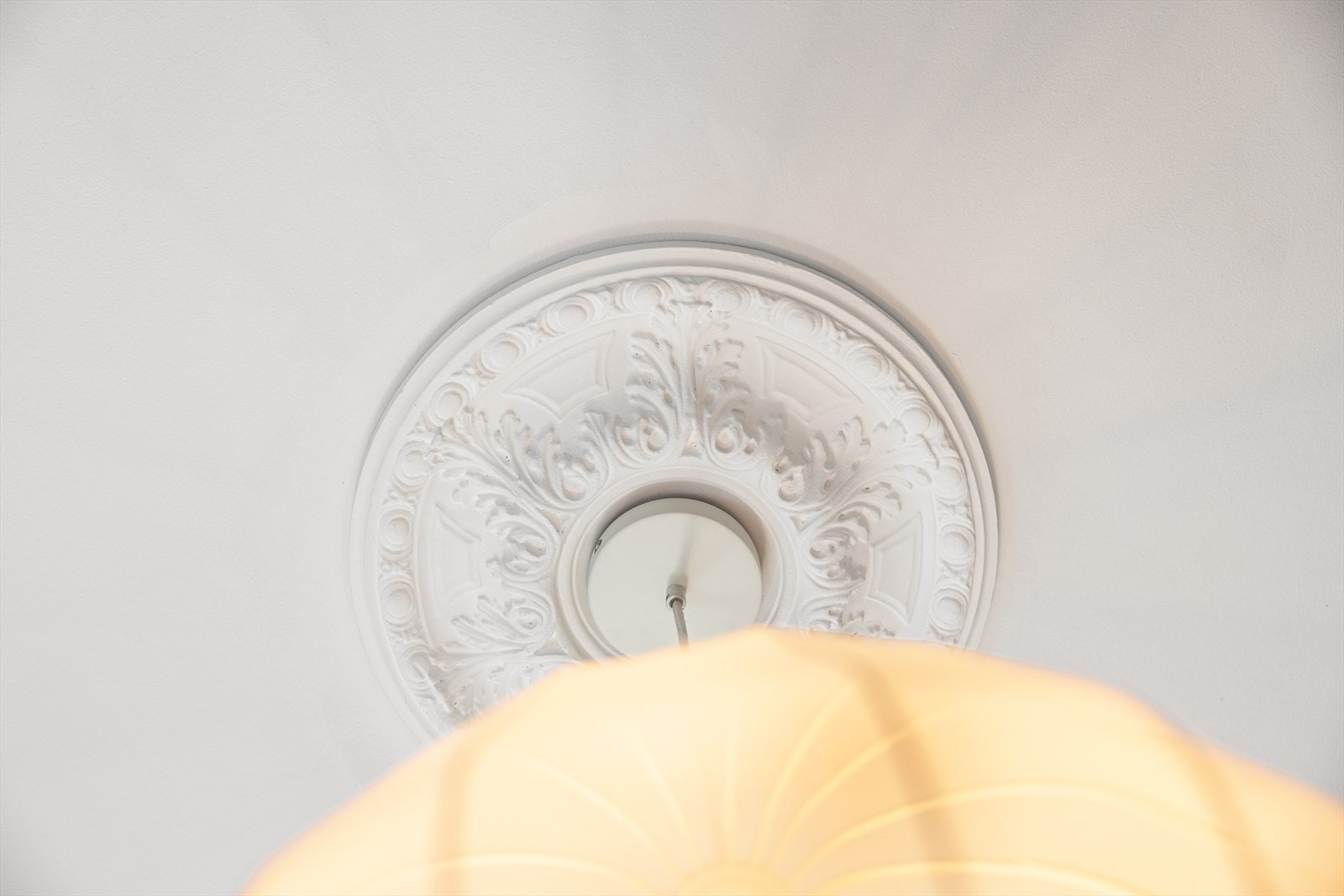 Takrosett i himlingen gir rommet en ekstra sjarmerende detalj. Galleribilde