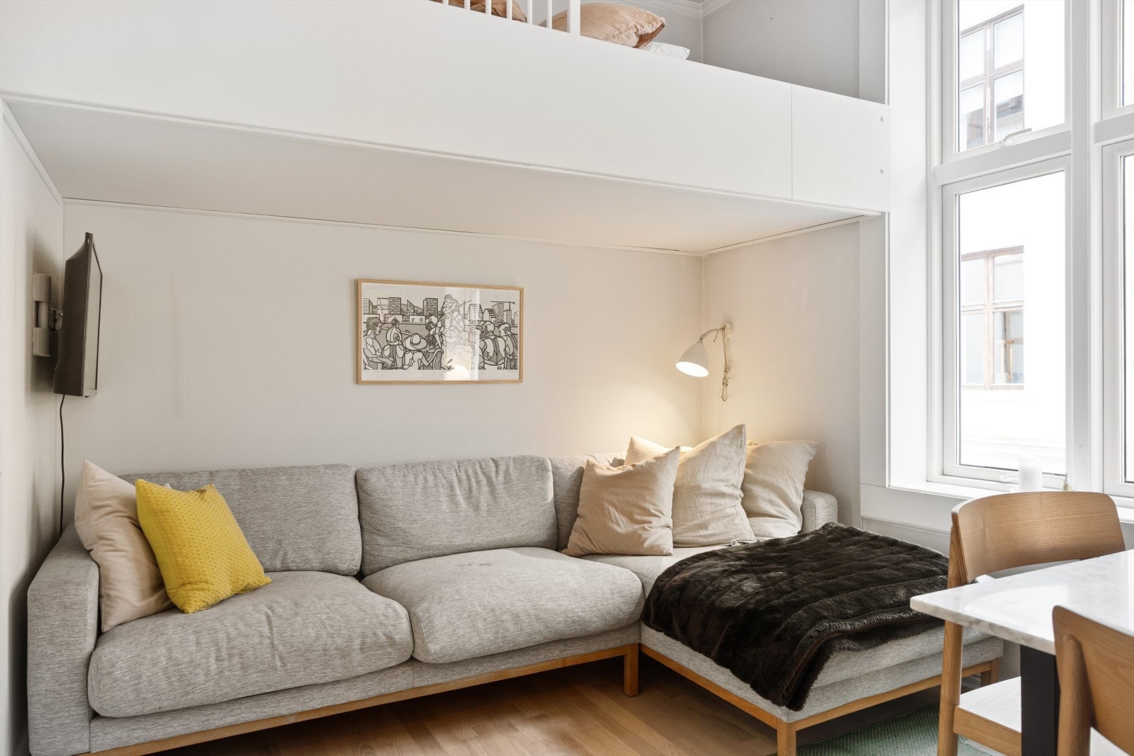 Planløsningen åpner opp for flere møbleringsmuligheter med god plass til sofagruppe, TV-møbler og spisebord med tilhørende stoler. Galleribilde