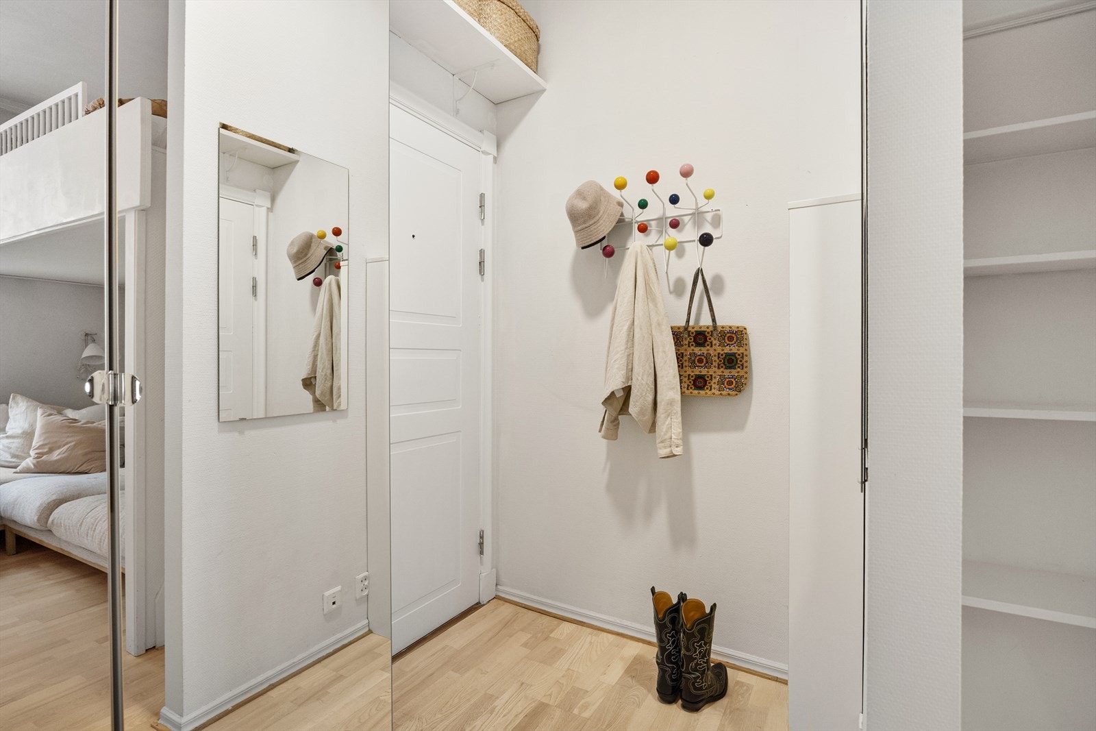 Leiligheten har en innbydende entré som skaper et umiddelbart godt førsteinntrykk. Det er god plass til oppbevaring av yttertøy i det praktiske garderobeskapet med speilfronter. Galleribilde