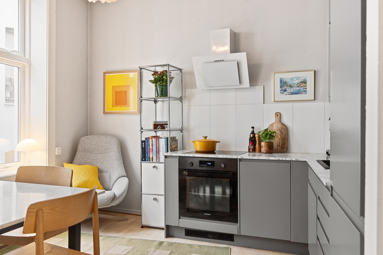 Det er integrerte hvitevarer inkludert stekeovn, kjøl/frys, platetopp og oppvaskmaskin med Waterguard. Kjøkkenventilator med kullfilter er montert over platetoppen. Galleribilde