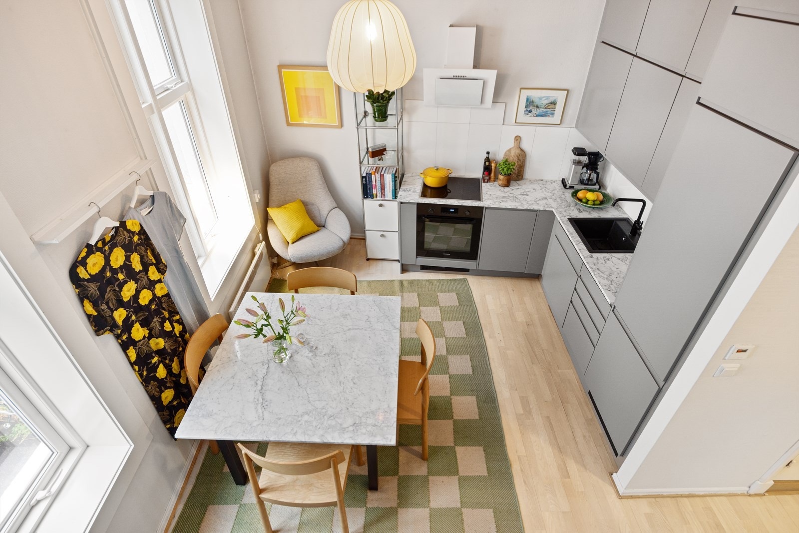 Varmtvann, kabel-tv og internett er inkludert i felleskostnadene. Galleribilde