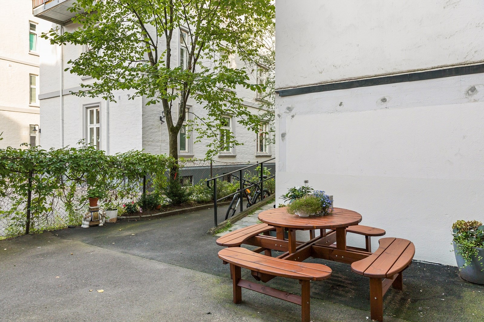 Koselig, felles bakgård med sittegruppe, grønn beplantning og praktisk sykkelstativ - et perfekt sted å slappe av eller nyte utemiljøet. Galleribilde