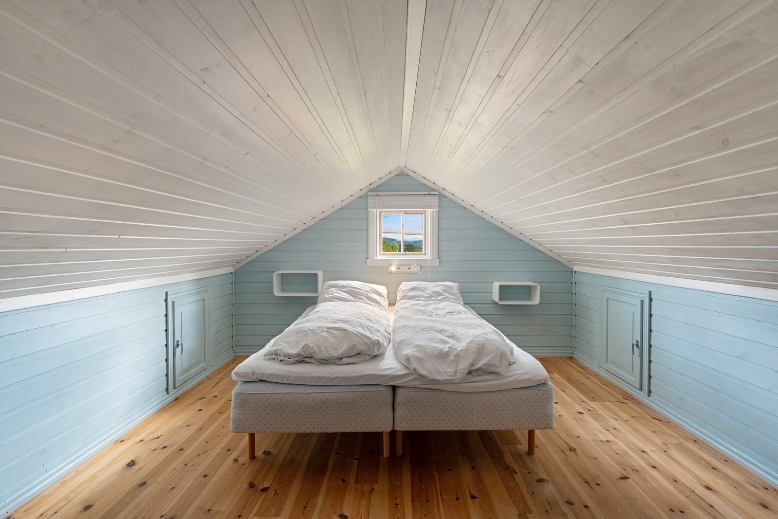 Hemsen er brukt som soverom. Takhøyde er for lav til at det er målbart areal. Galleribilde