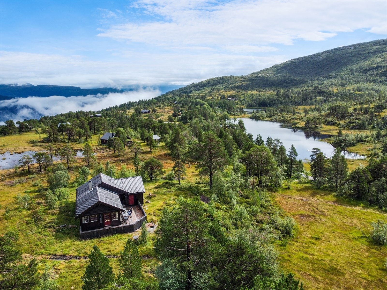 Kort vei til vannet og turmuligheter i terrenget. Galleribilde