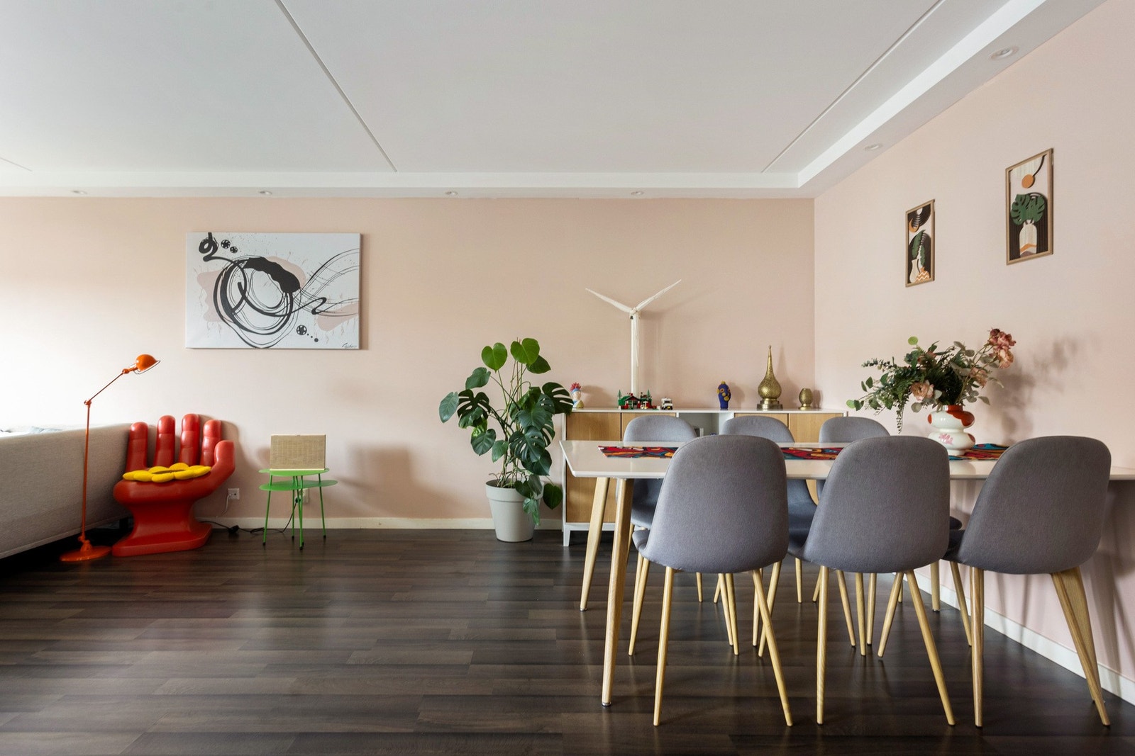 Stuen har god plass til en stor spisegruppe Galleribilde