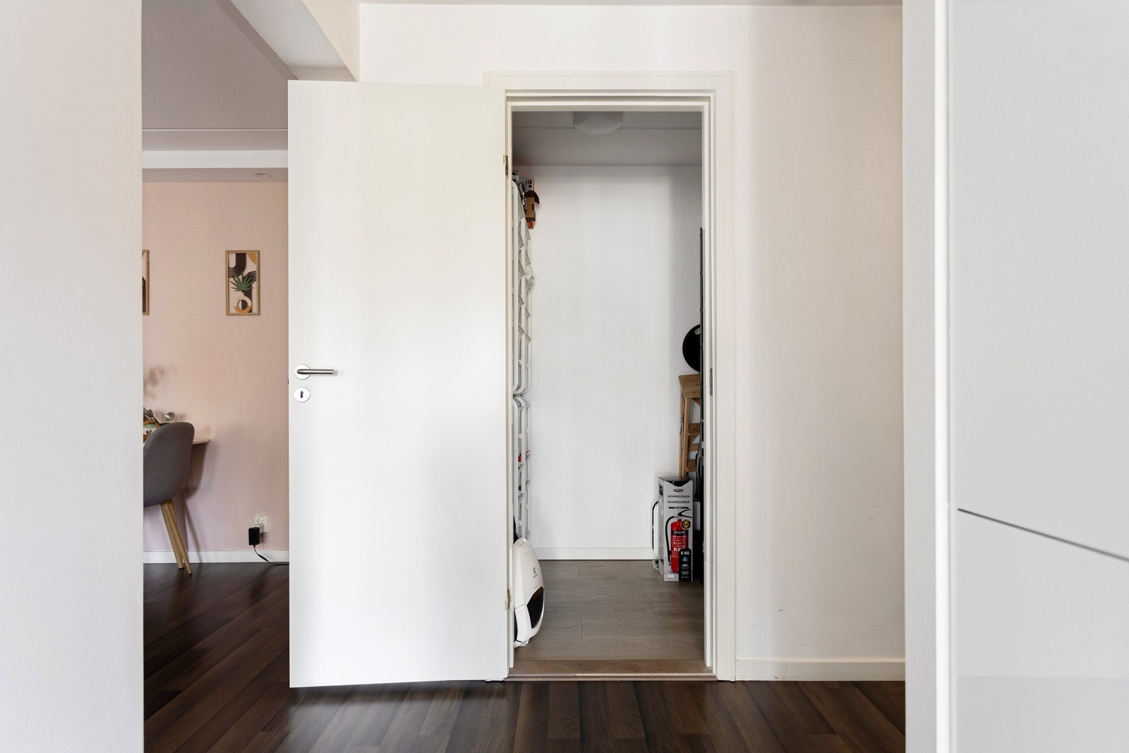 Ved inngangspartiet er det adkomst til en praktisk innvendig bod. Galleribilde