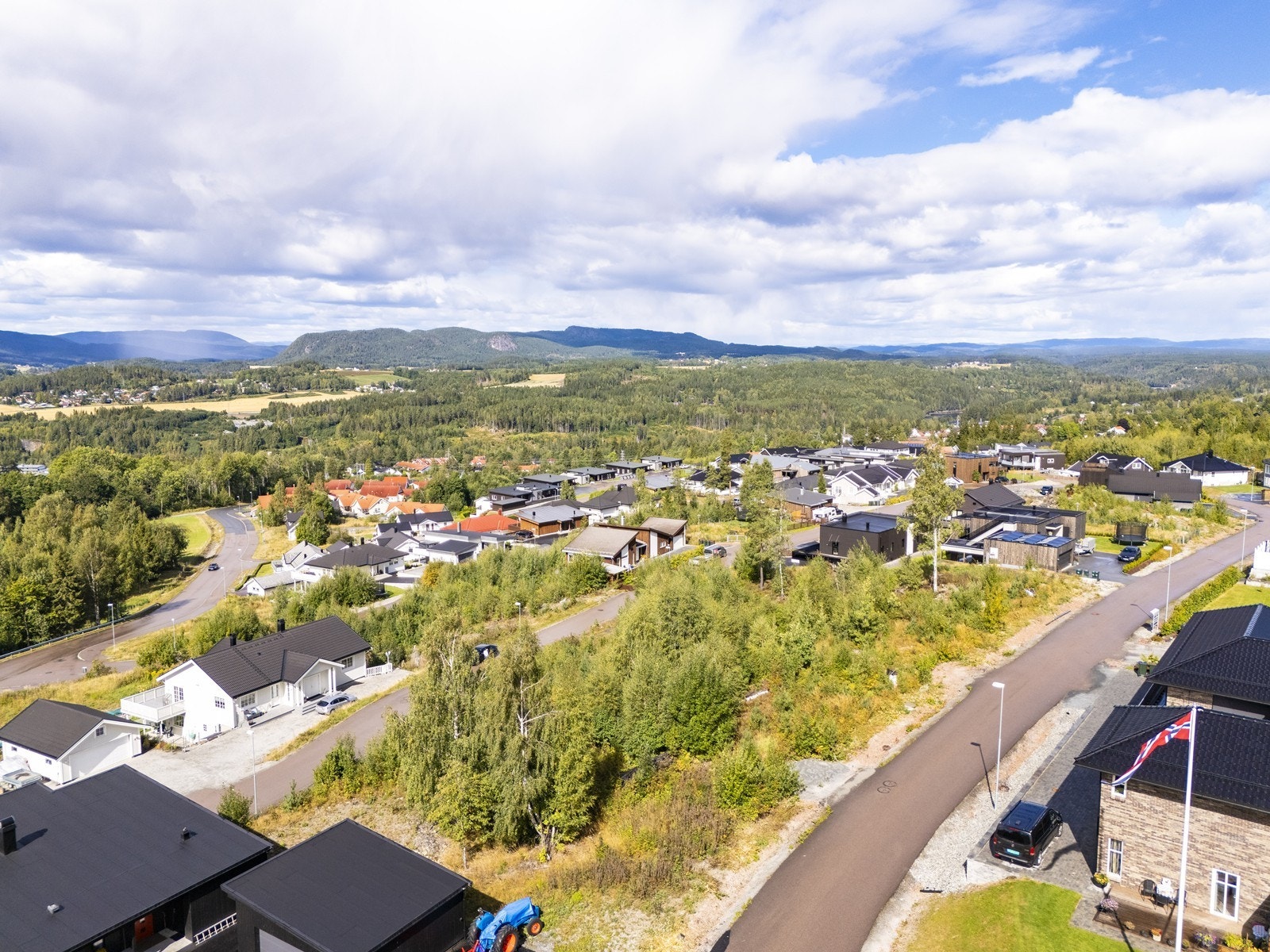 Området grenser til skogen og byr på turmuligheter og aktiviteter året rundt. Galleribilde