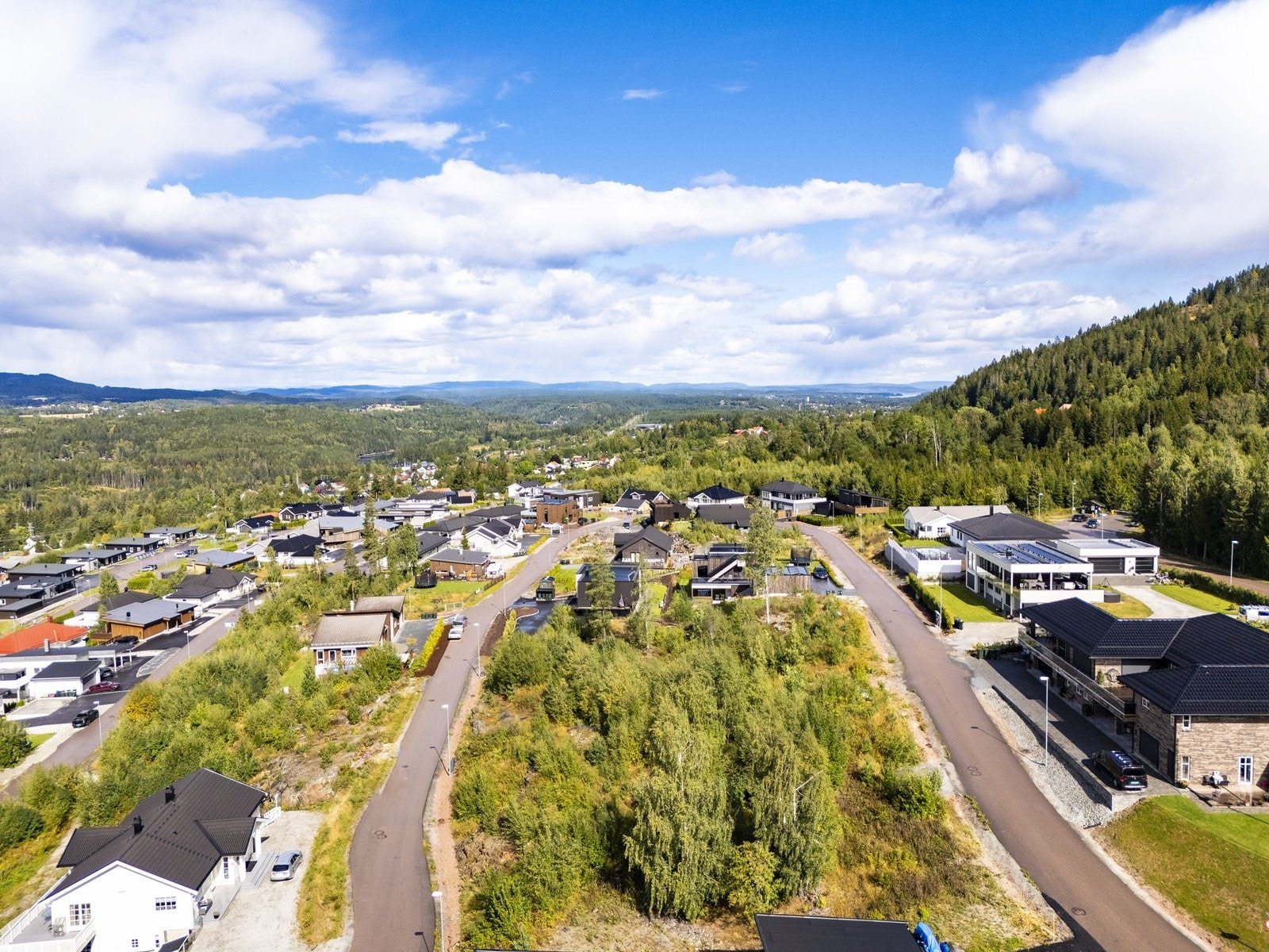 Her bor du nær barnehage, skoler, busstopp og gangavstand til sentrum med butikker og servicetilbud. Galleribilde