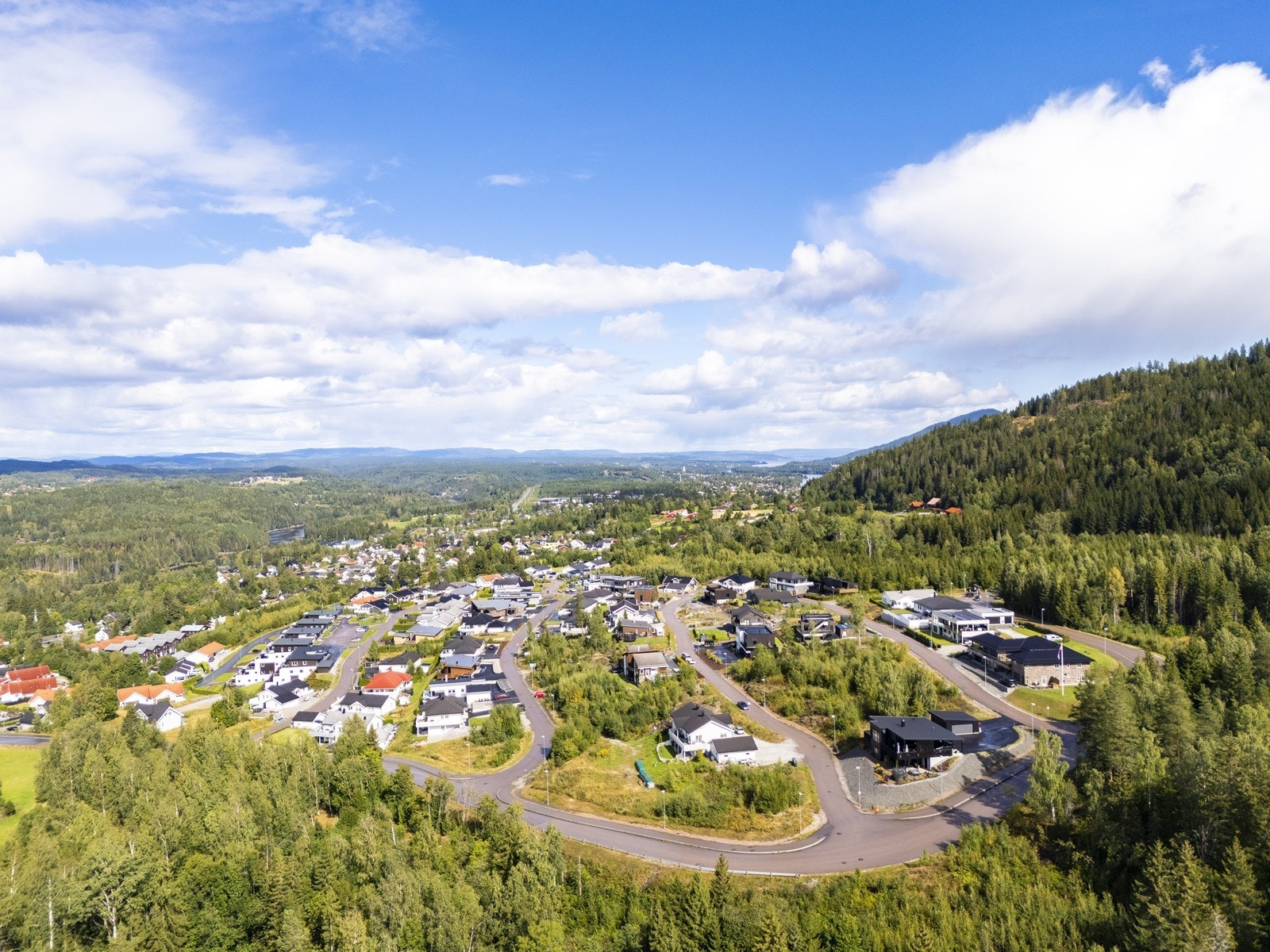 Tomten er regulert til oppføring av bolig med U+1, og det er tinglyst byggeklausul med Nordbohus Modum AS, som innebærer at kjøper fører opp bolig i samarbeid med deres selskap. Galleribilde