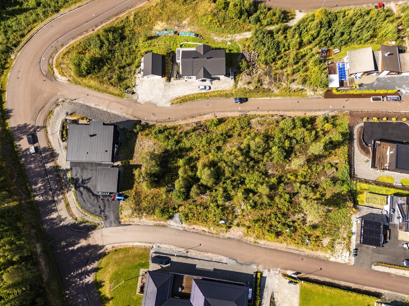 Med solrik plassering og flott utsikt over bygda, byr eiendommen på 831 m² med gode rammer for en ny boligdrøm. Galleribilde