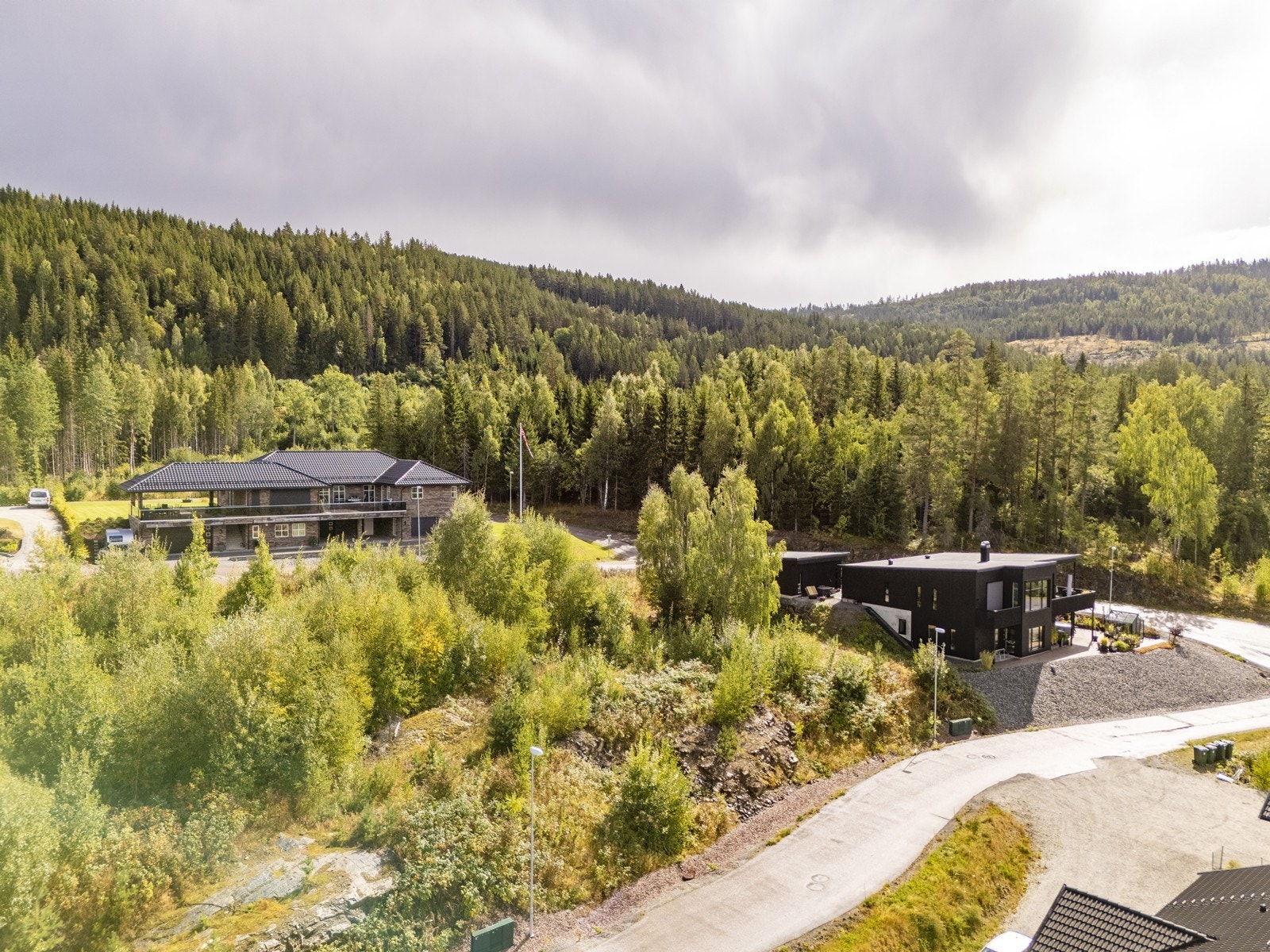 Tomten har en rolig beliggenhet i vakre, naturnære omgivelser like utenfor Åmot sentrum. Galleribilde