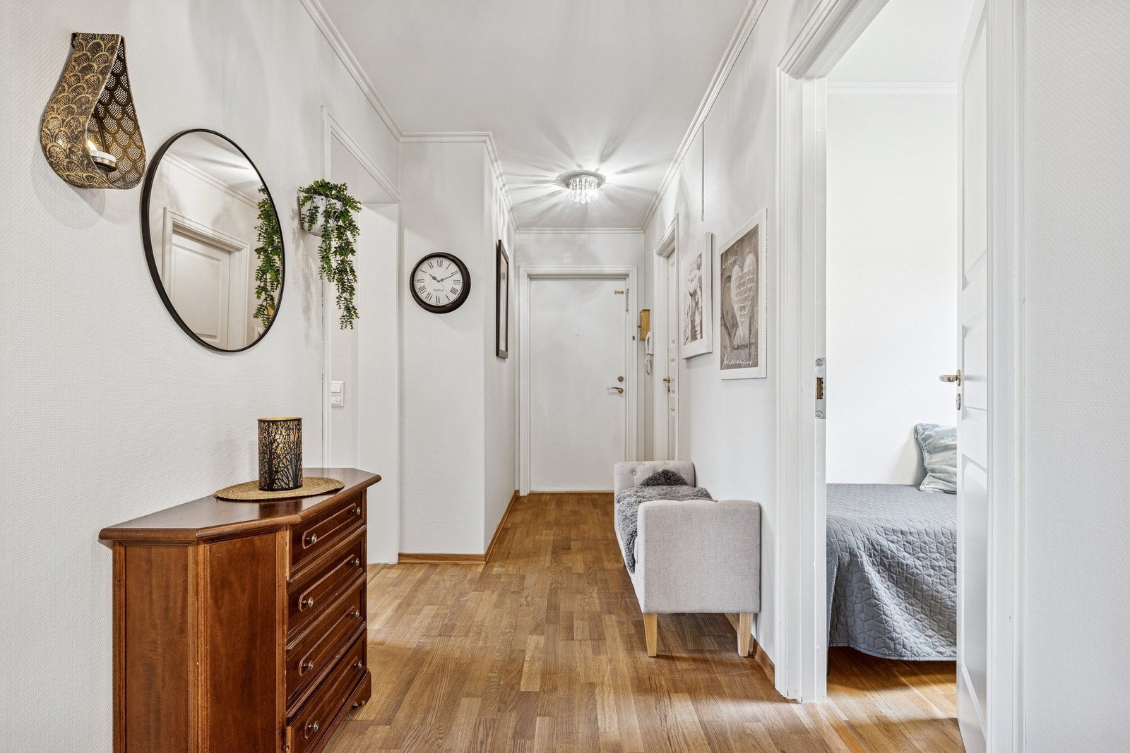 Velkommen inn til en lys entré med fin plass til å hensette sko og yttertøy. Galleribilde